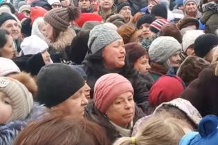Вопли и детские слезы. В России устроили давку за дармовыми конфетами