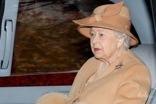 В нюдовом пальто и с новым оттенком помады: королева Елизавета II сходила на службу