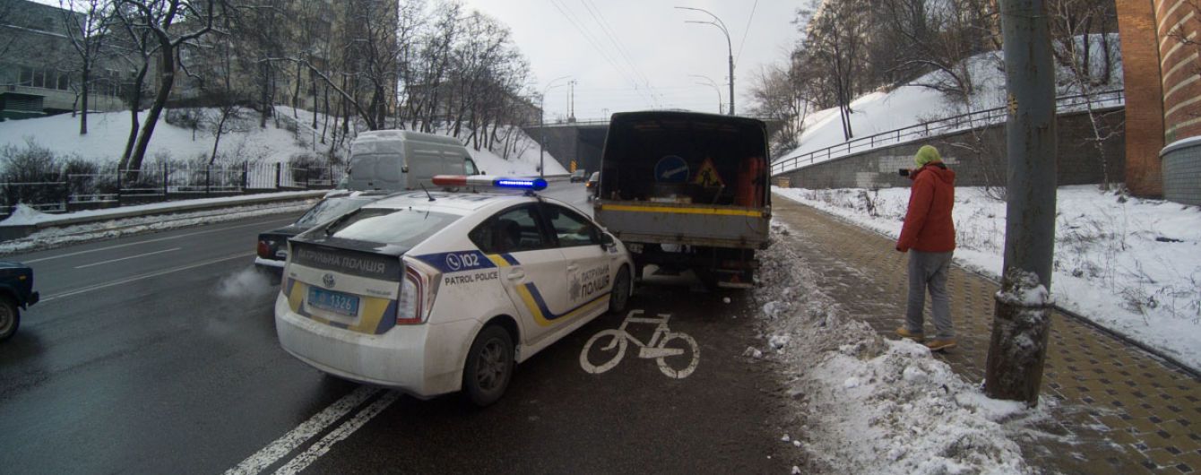 В Киеве автомобиль патрульных врезался в грузовик, догоняя внедорожник