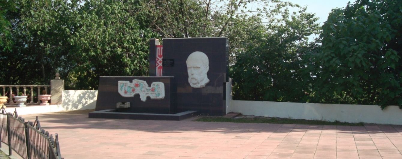 В Азербайджані на барельєфі Шевченка прибрали напис російською мовою