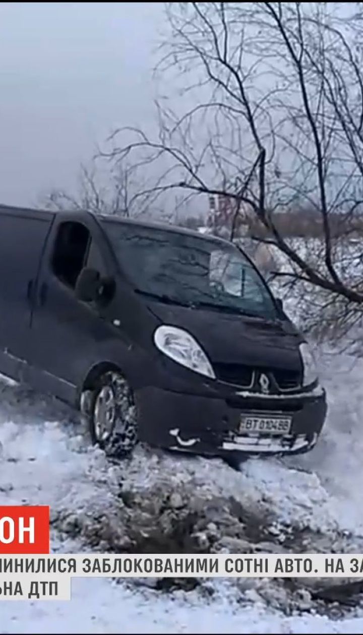 Непогода в регионах: десятки машин оказались в снежных ловушках на Херсонщине и Запорожье