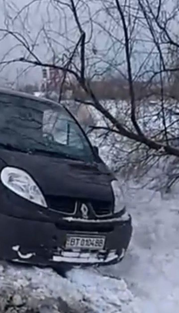 Негода у регіонах: десятки машин опинилися у снігових пастках на Херсонщині та Запоріжжі