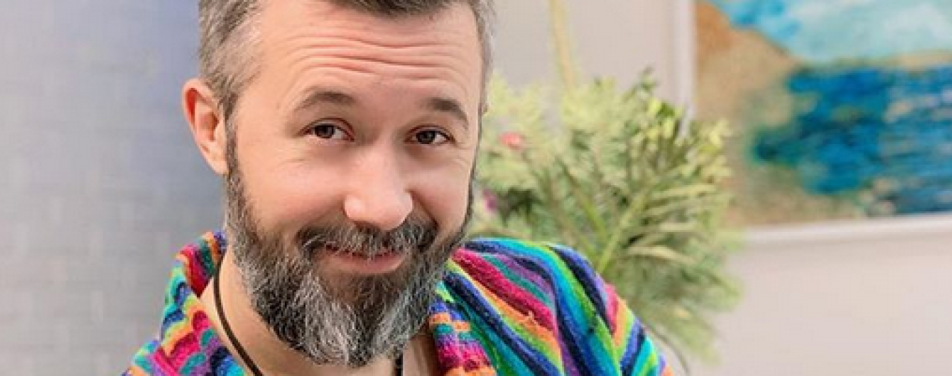 В полосатом халате и с кошкой: Сергей Бабкин поздравил всех с Рождеством