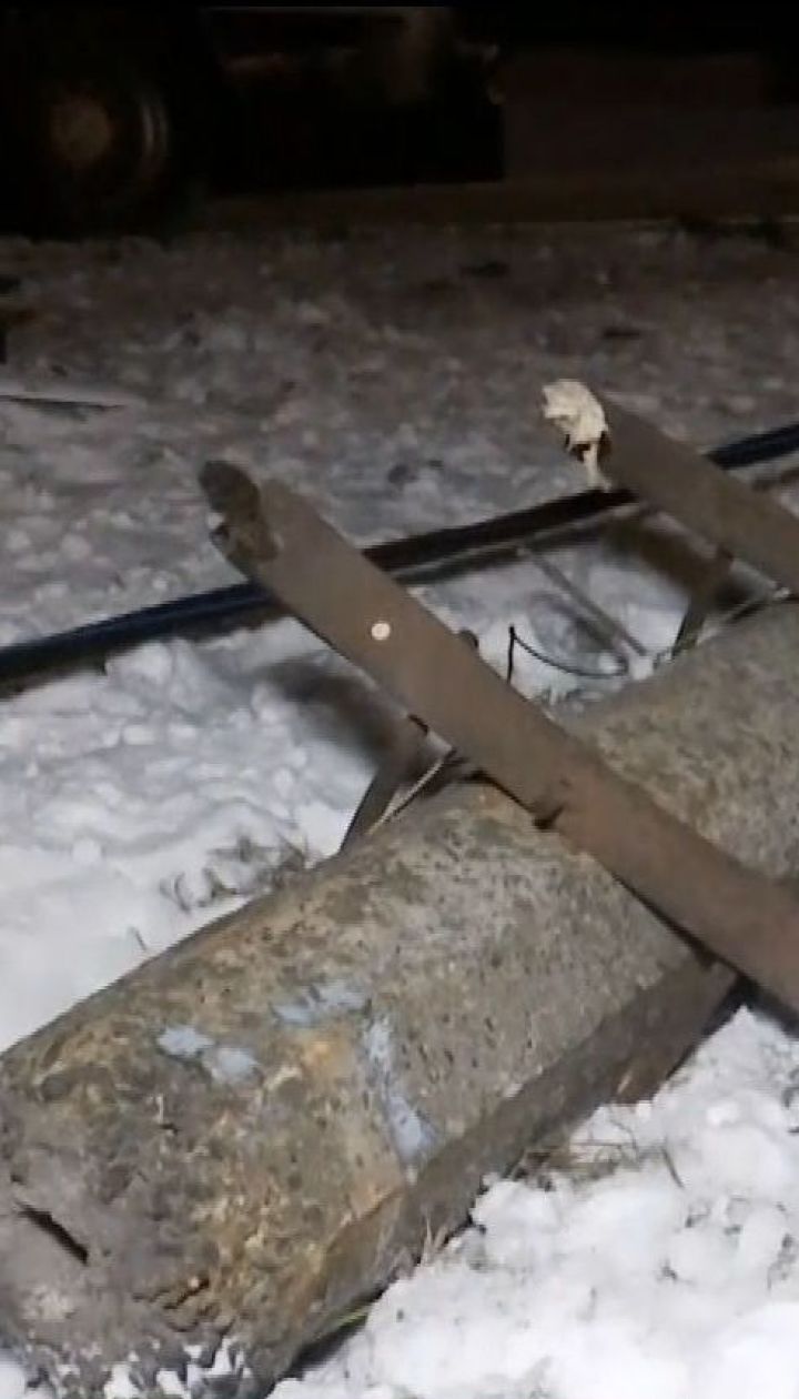 У столиці бензовоз вилетів на узбіччя і зніс електроопору