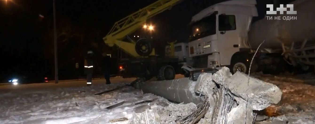 В Киеве бензовоз вылетел с дороги и обесточил жилой район