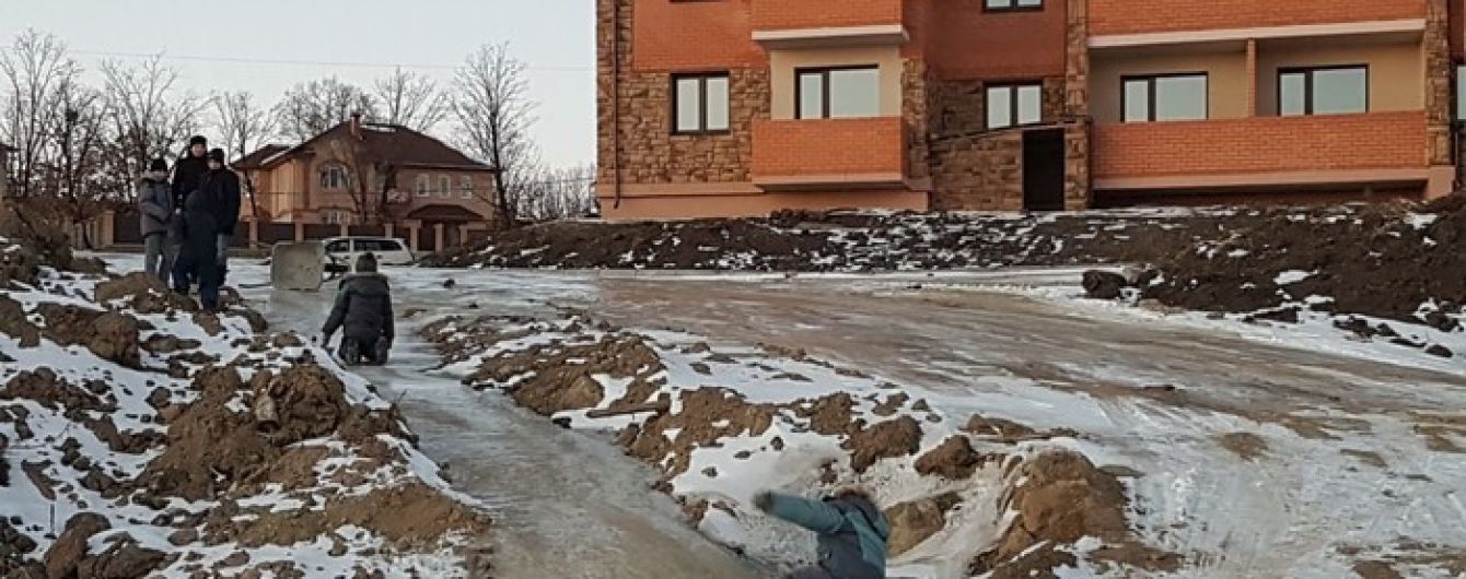 В России дети катаются на ледяной горке из нечистот