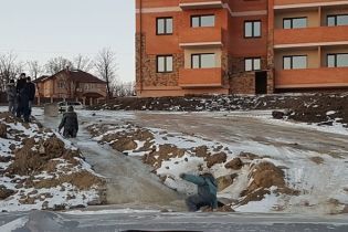 У Росії діти катаються на крижаній гірці з нечистот