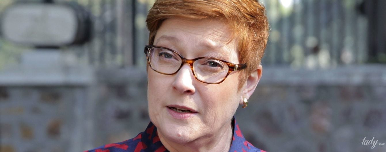 Міністр закордонних справ Австралії в пальті з яскравим принтом дала інтерв'ю журналістам