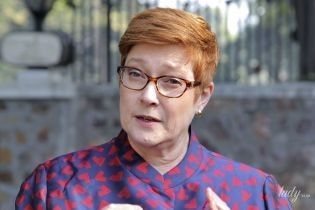 Міністр закордонних справ Австралії в пальті з яскравим принтом дала інтерв'ю журналістам