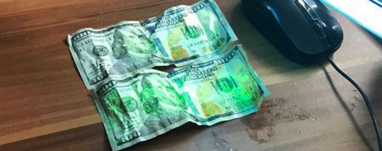 На Закарпатье пойманный на взятке пограничник пытался съесть 200 долларов