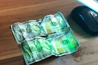 На Закарпатті схоплений на хабарі прикордонник намагався з’їсти 200 доларів