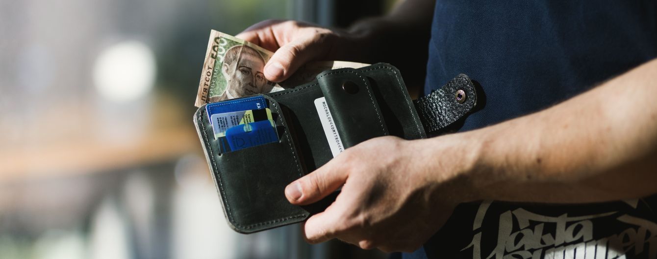 Майже половину усіх зарплат українці отримують у конвертах – дослідження