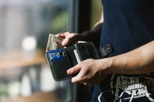 Стало известно, кто получает самые большие зарплаты в Украине