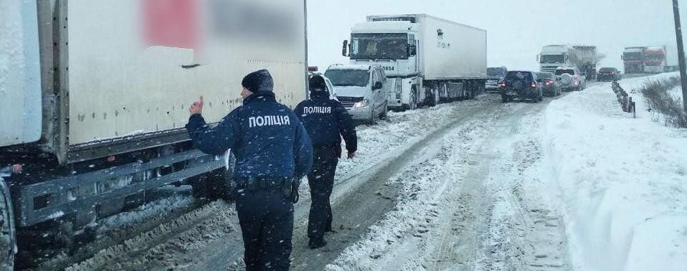 Короткая пауза между снегопадами: в Украине готовятся перекрывать дороги из-за непогоды