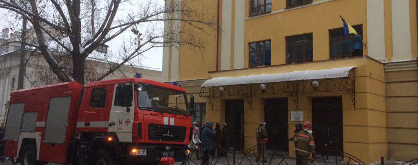 В Киеве из-за замыкания электропроводки эвакуировали школу