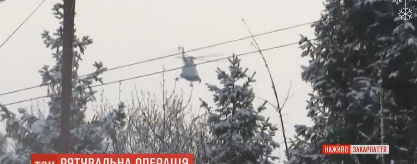 На поиски туриста в Карпатах удалось поднять вертолет