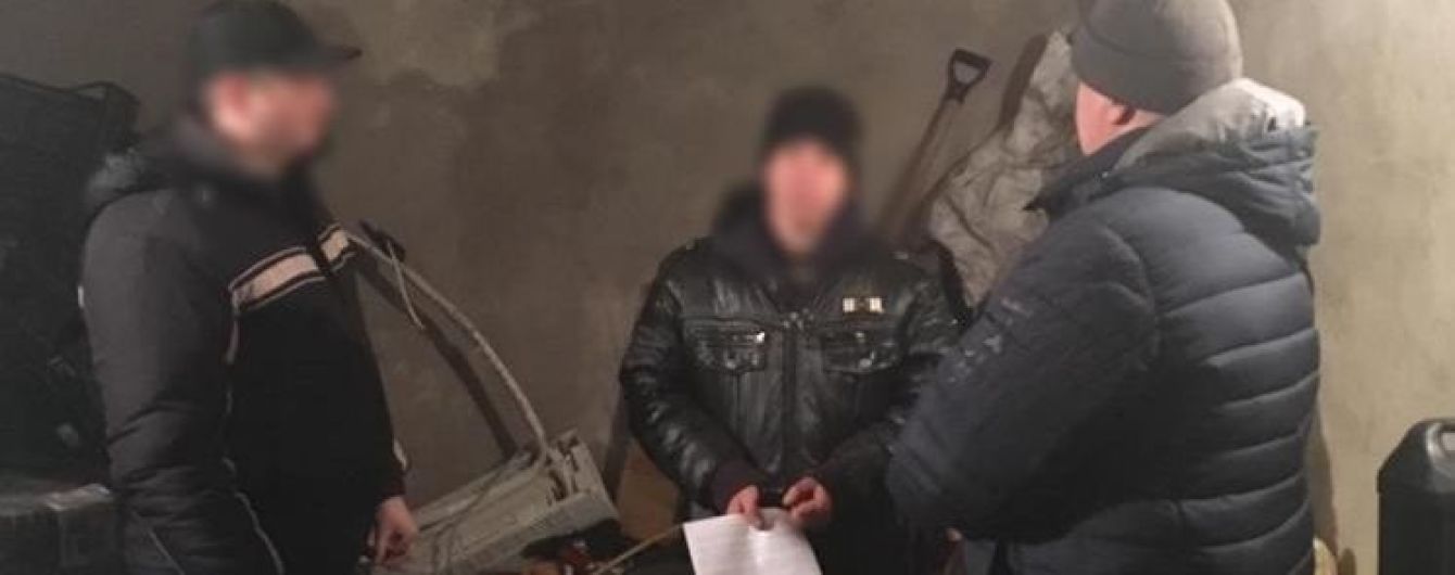 На Николаевщине правоохранители воровали горючее в припаркованных фур