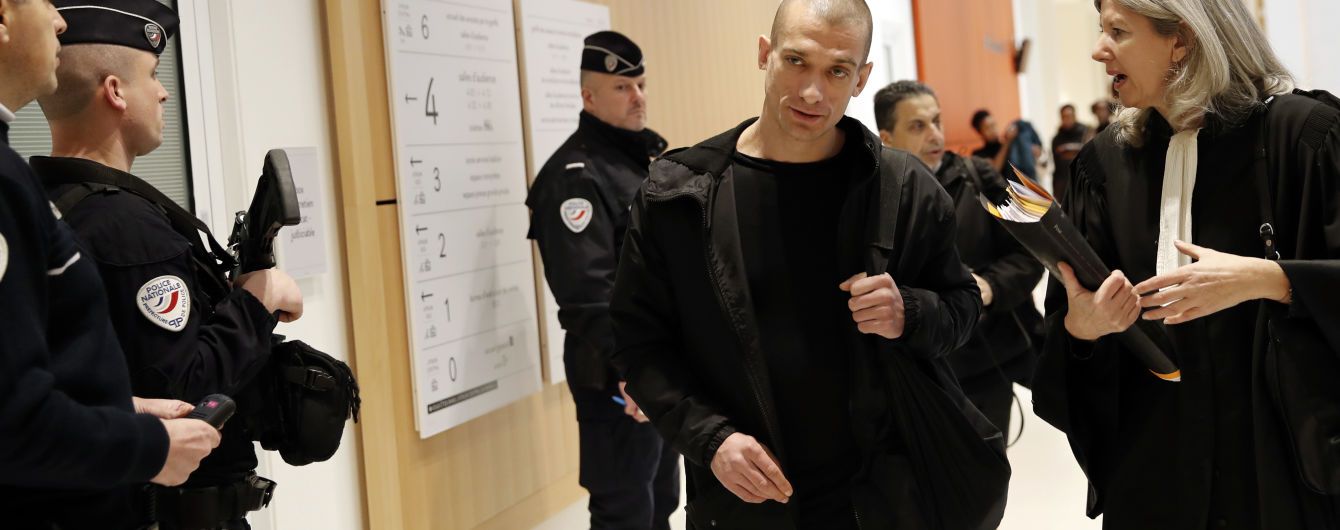 У Франції винесли вирок російському художнику Павленскому за підпал дверей банку