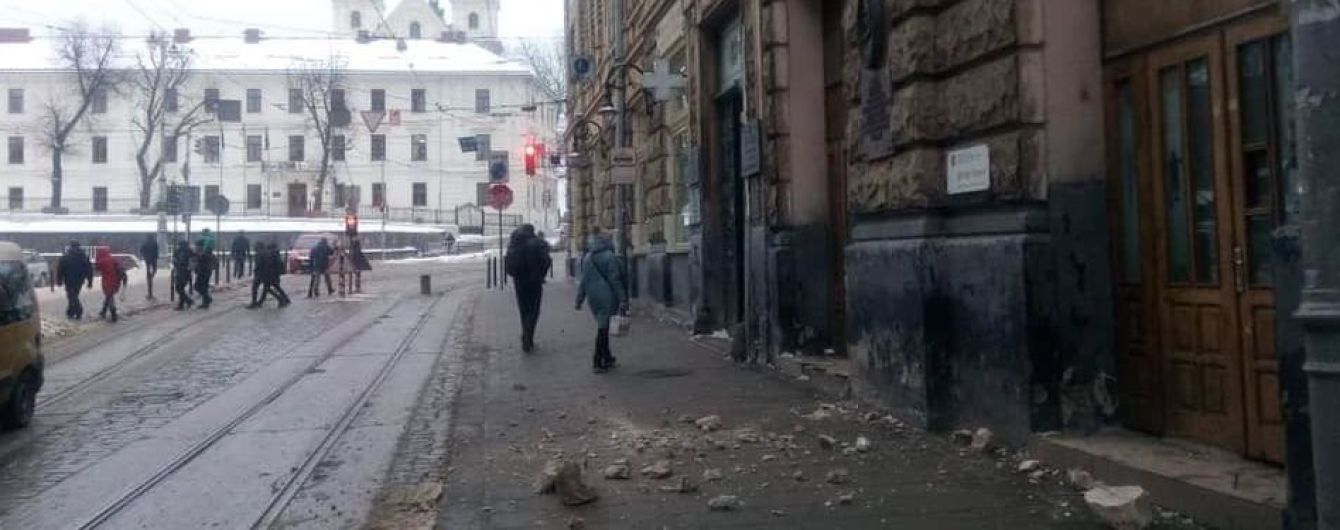 Во Львове среди бела дня обвалился фасад дома