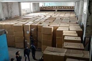 На Дніпропетровщині викрили нелегальну компанію з виробництва сигарет