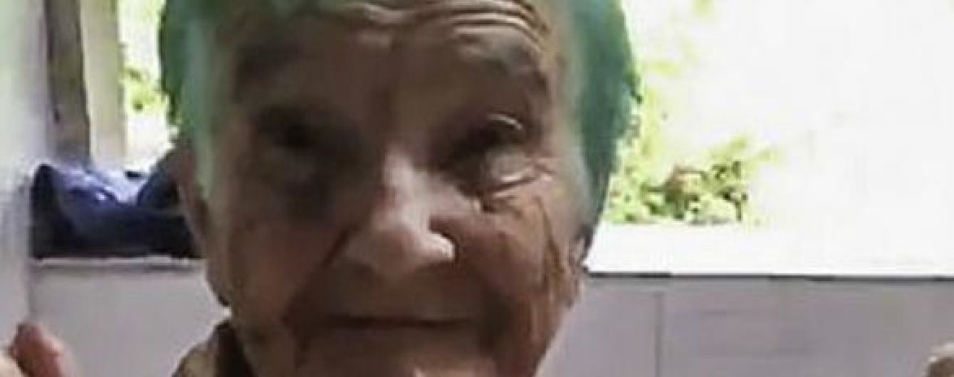 Бирюзовая мечта. Сеть умилило видео с реакцией 80-летней бабушки на новый цвет волос