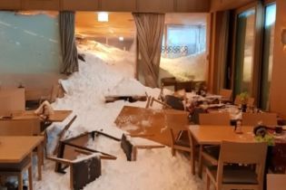 В Швейцарии на отель с посетителями сошла снежная лавина