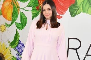 В красивом платье и лодочках Louis Vuitton: Миранда Керр на пресс-конференции в Токио