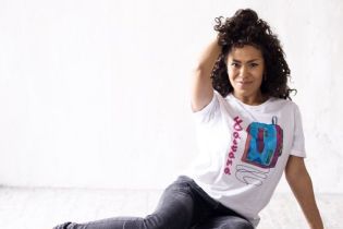 Певица Гайтана с бантами и "Букварем" показала себя первоклашкой
