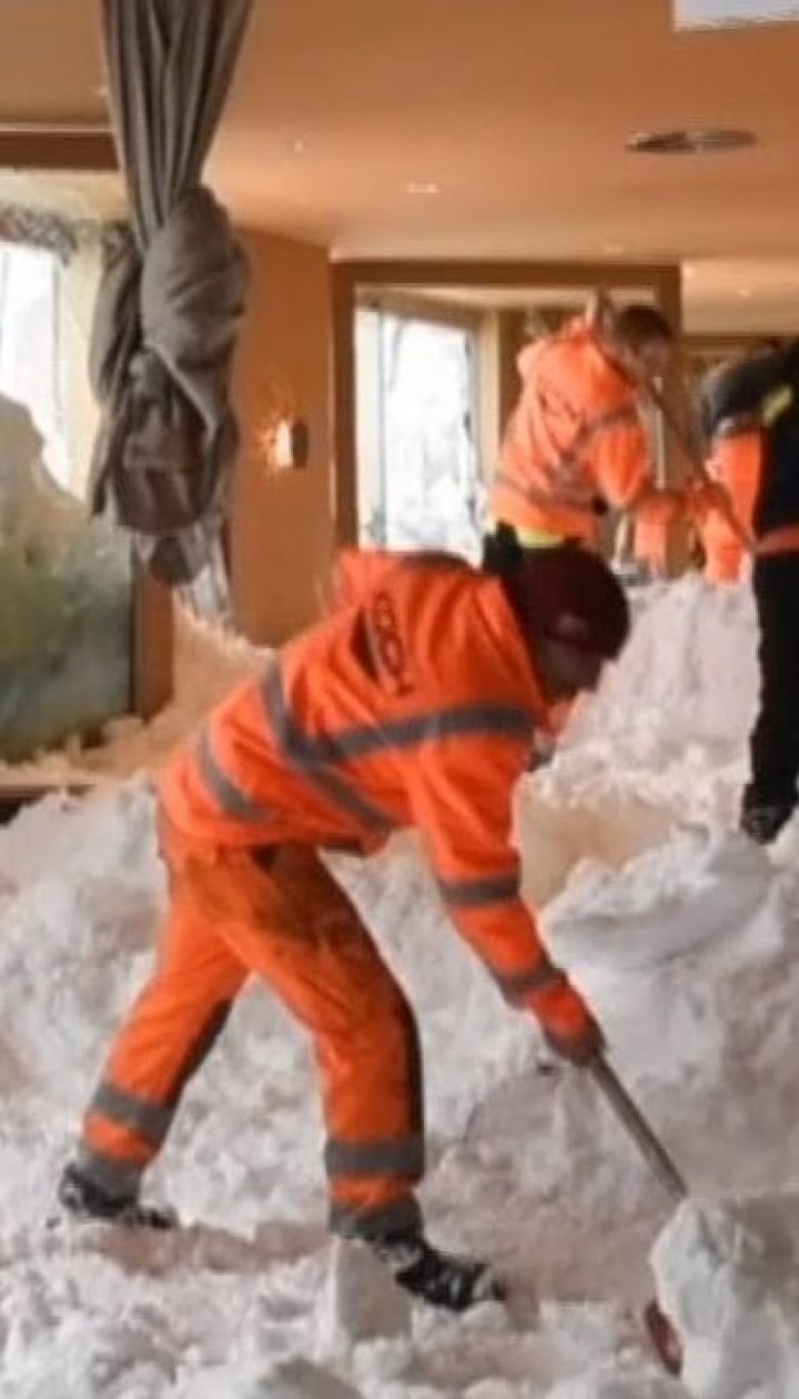 У Швейцарії на гірськолижному курорті лавина накрила готель