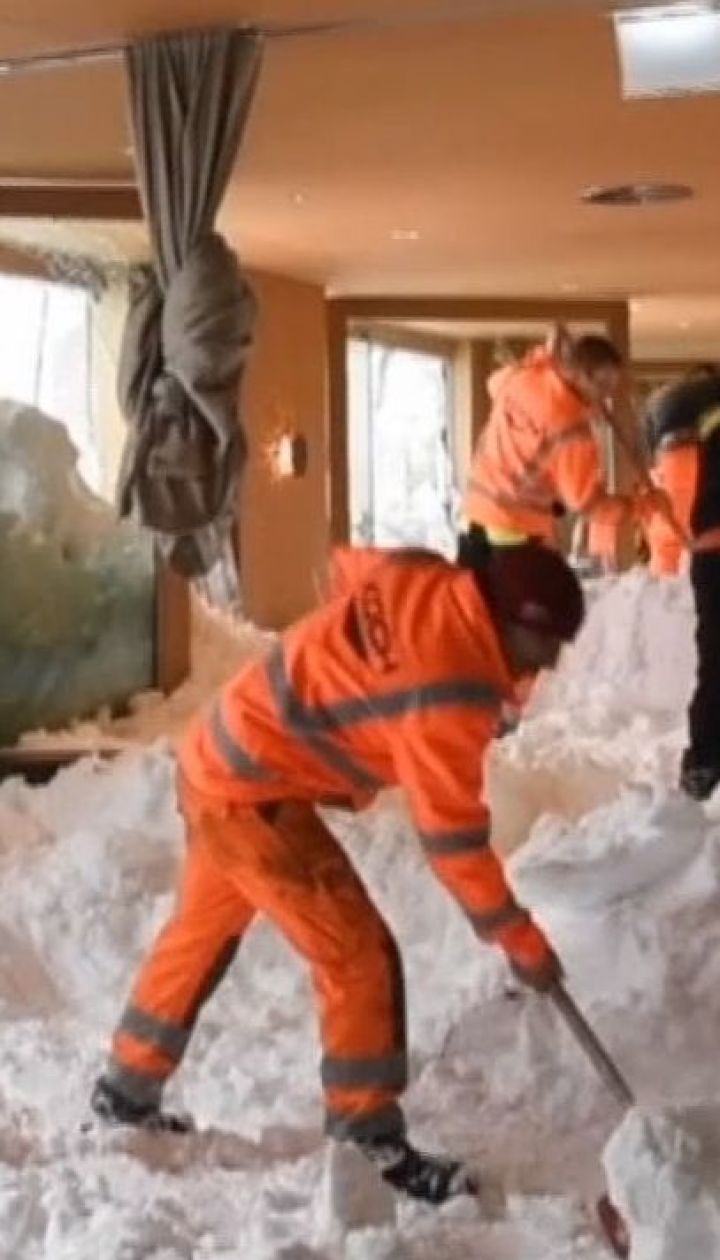В Швейцарии на горнолыжном курорте лавина накрыла отель