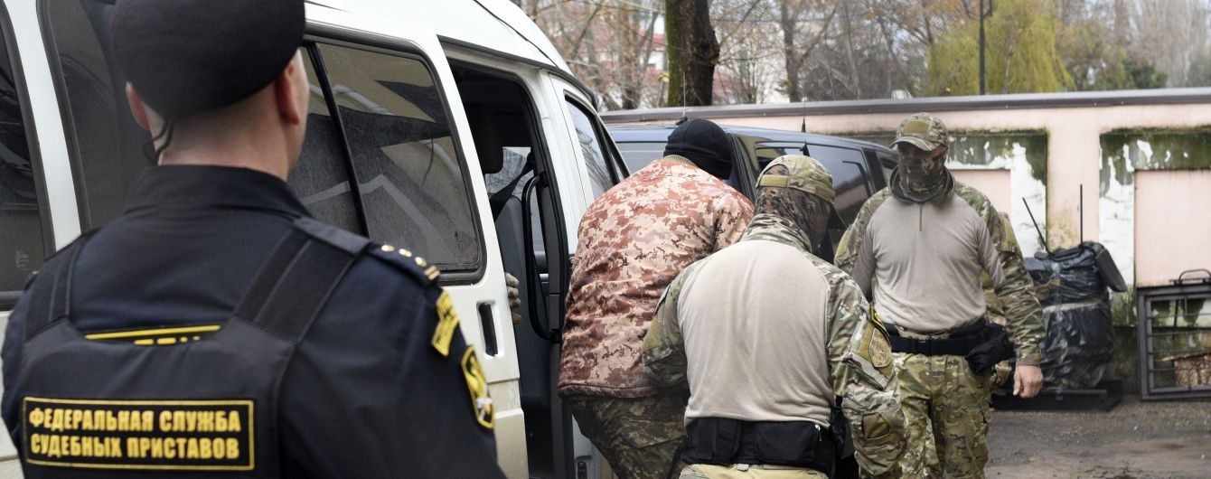 "В камере сквозняк, горячей воды нет". Адвокат рассказал об условиях содержания в СИЗО моряка Лисового