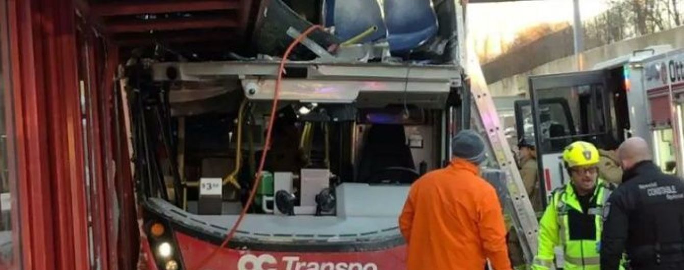 У Канаді автобус врізався у зупинку. Є загиблі