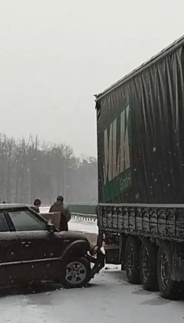 На трасі "Київ - Чоп" на Житомирщині зіткнулися 9 автівок