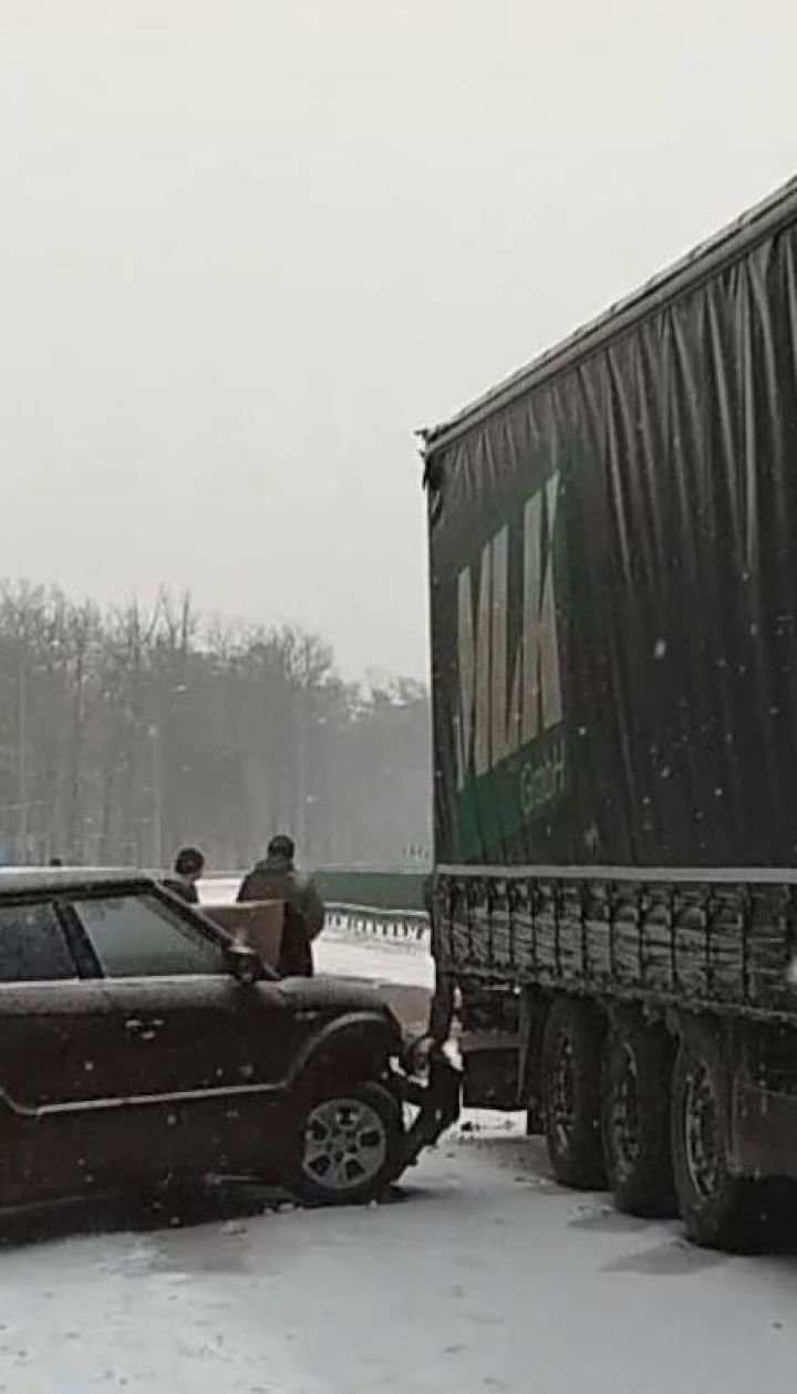 На трассе "Киев - Чоп" в Житомирской области столкнулись 9 автомобилей