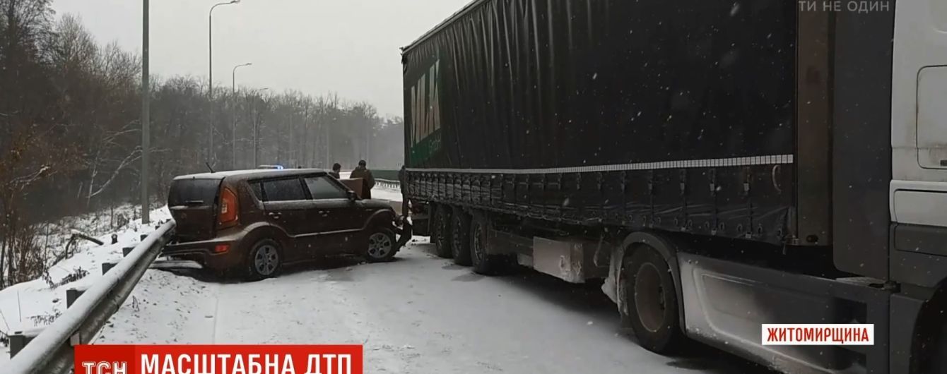 "Крутило і всі туди набивалися": на трасі Київ-Чоп зіштовхнулися фура і вісім легковиків