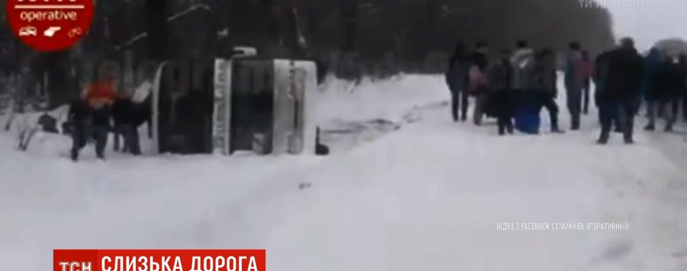Двухэтажный автобус Киев-Москва перевернулся на Черниговщине