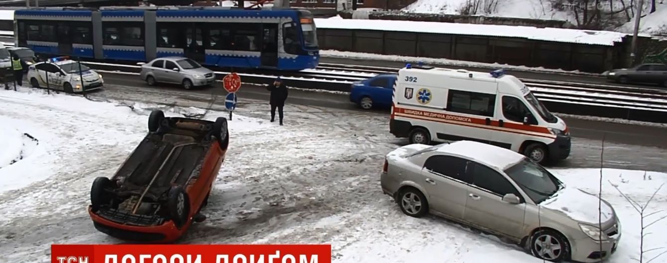 У центрі Києва вилетіла з дороги і перекинулася машина