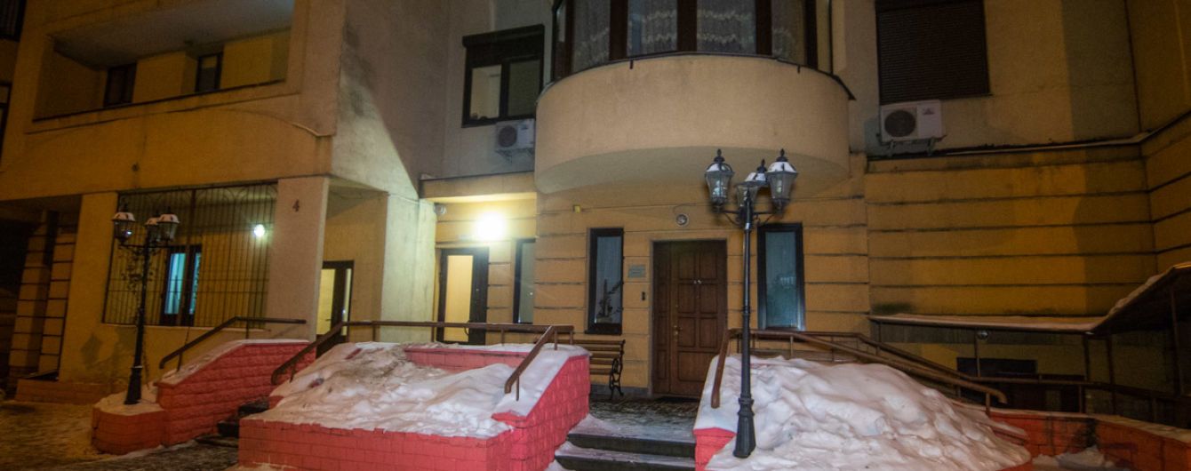В Києві з 24 поверху будинку впав чоловік