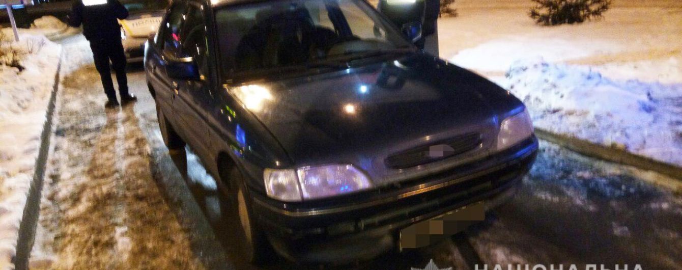 Погрожували ножем і викрали авто: у Києві троє іноземців пограбували таксиста