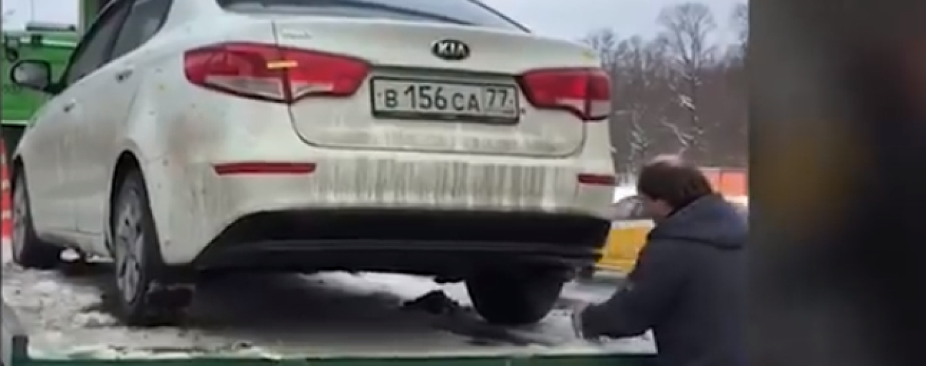 В Москве сняли дерзкий побег водителя на Kia с эвакуатора
