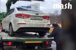 У Москві зняли зухвалу втечу водія на Kia з евакуатора