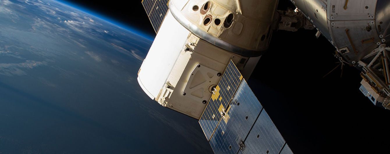 Dragon успішно відстикувався від МКС і вперше очікує приводнення в темний час доби