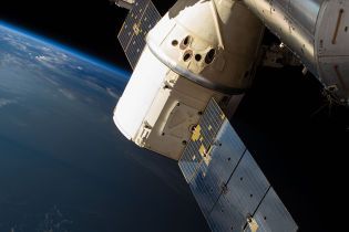 Dragon успішно відстикувався від МКС і вперше очікує приводнення в темний час доби
