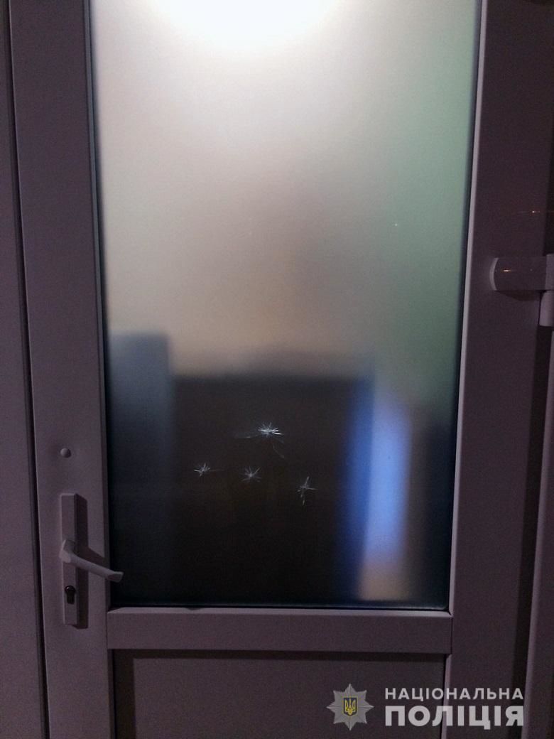 Чоловік обстріляв двері школи у Києві
