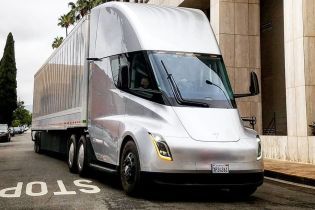 Глава Daimler Trucks заявил, что Tesla Semi "нарушает законы физики"