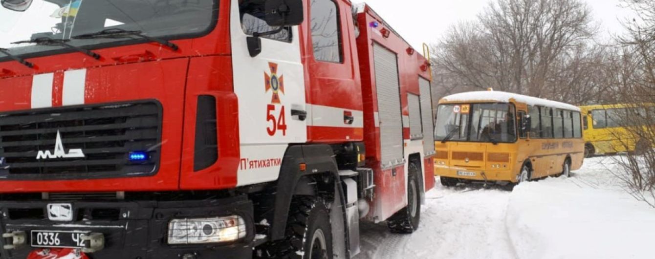 В Днепропетровской области школьный автобус с 20 учениками застрял в снежном сугробе