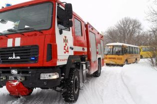 В Днепропетровской области школьный автобус с 20 учениками застрял в снежном сугробе