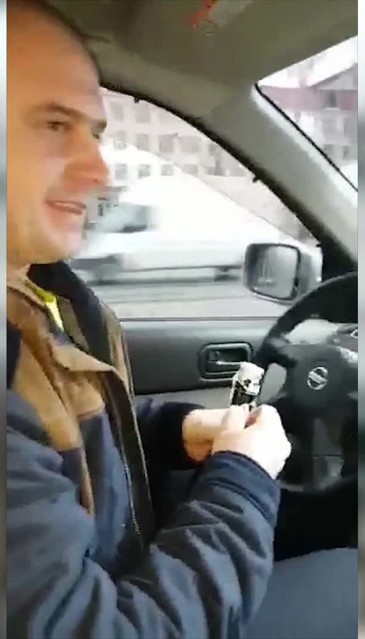 Російський офіцер на окупованому Донбасі вживає алкоголь за кермом автівки