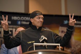 Чемпіонський аква-фітнес. Усик з гантелями та в окулярах побоксував у басейні