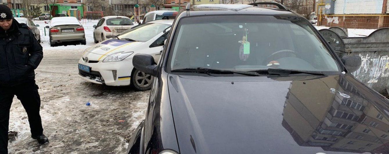 У Києві невідомі обстріляли автомобіль працівників штабу Гриценка